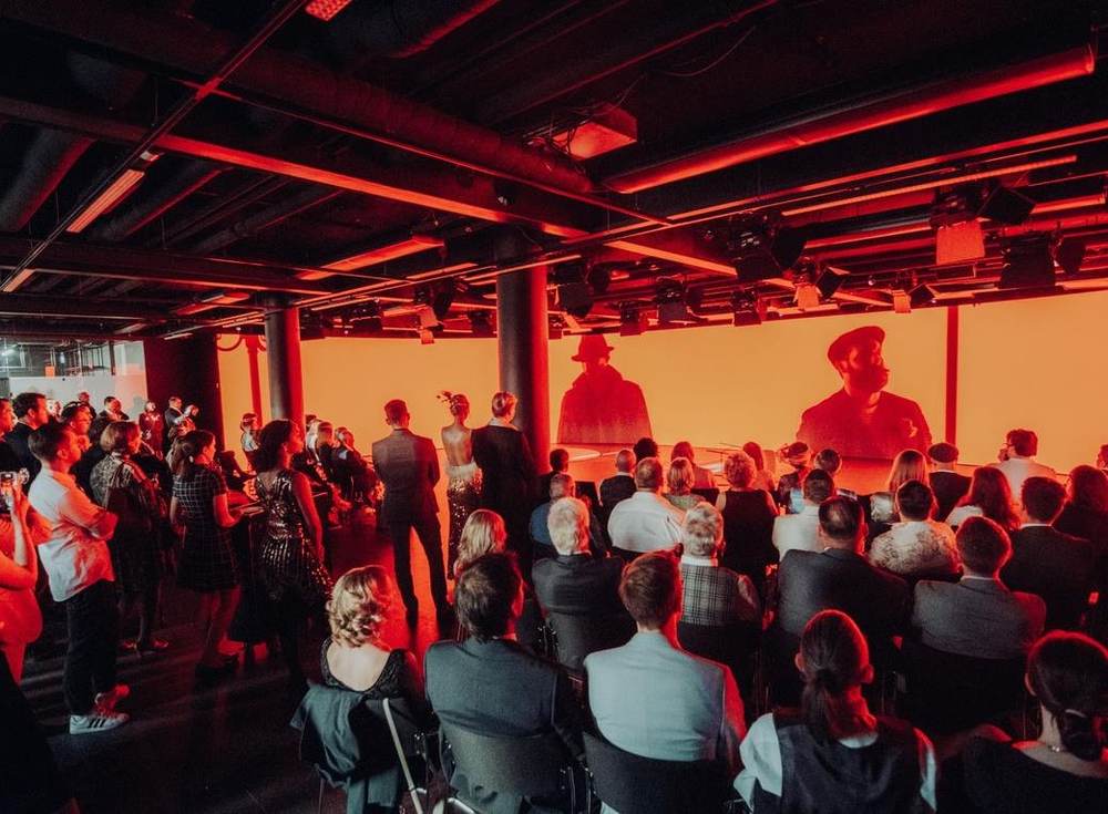 Publikum vor der LED-Wand der Horizon Stage