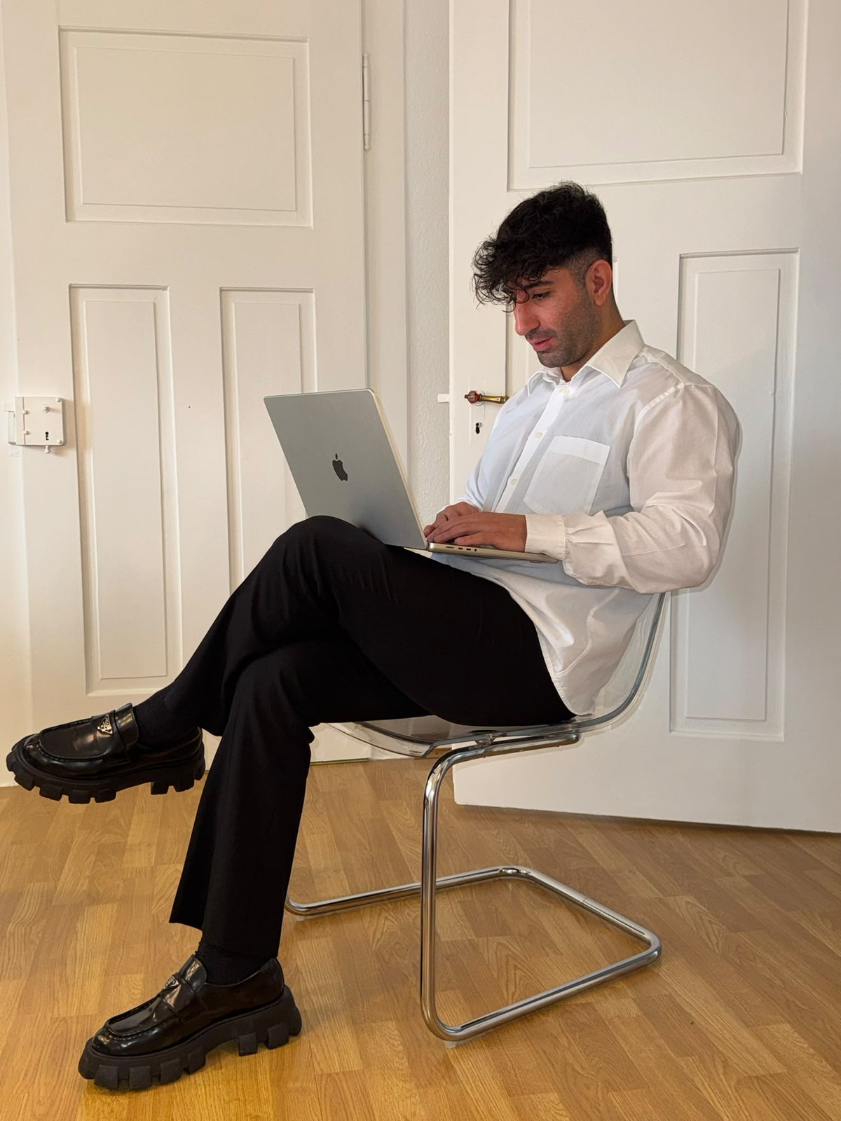 Enes Senol, Gründer von KENNA — Make it Real, arbeitet am Laptop